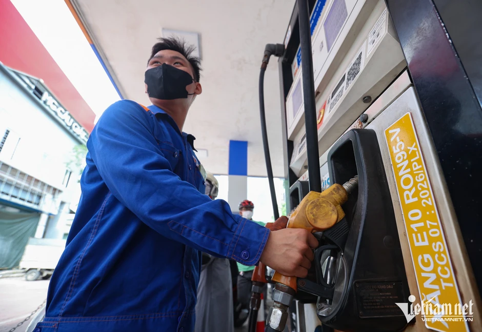 Giá xăng dầu đồng loạt tăng: E10 lên 20.550 đồng/lít, dầu diesel tăng hơn 1.500 đồng/lít Giá xăng dầu đồng loạt tăng: E10 lên 20.550 đồng/lít, dầu diesel tăng hơn 1.500 đồng/lít