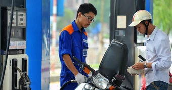 Giá xăng dầu đồng loạt tăng, xăng E10 tăng thêm hơn 1.000 đồng/lít