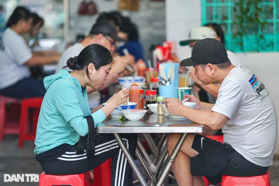 Giá xăng dầu giảm tới hơn 21.000 đồng/lít từ đỉnh, giá hàng hóa có giảm?