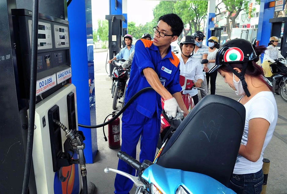 Giá xăng dầu hôm nay 1/5: Xăng trong nước thấp hơn Thái Lan, Campuchia 10.000 đồng/lít Giá xăng dầu hôm nay 1/5: Xăng trong nước thấp hơn Thái Lan, Campuchia 10.000 đồng/lít