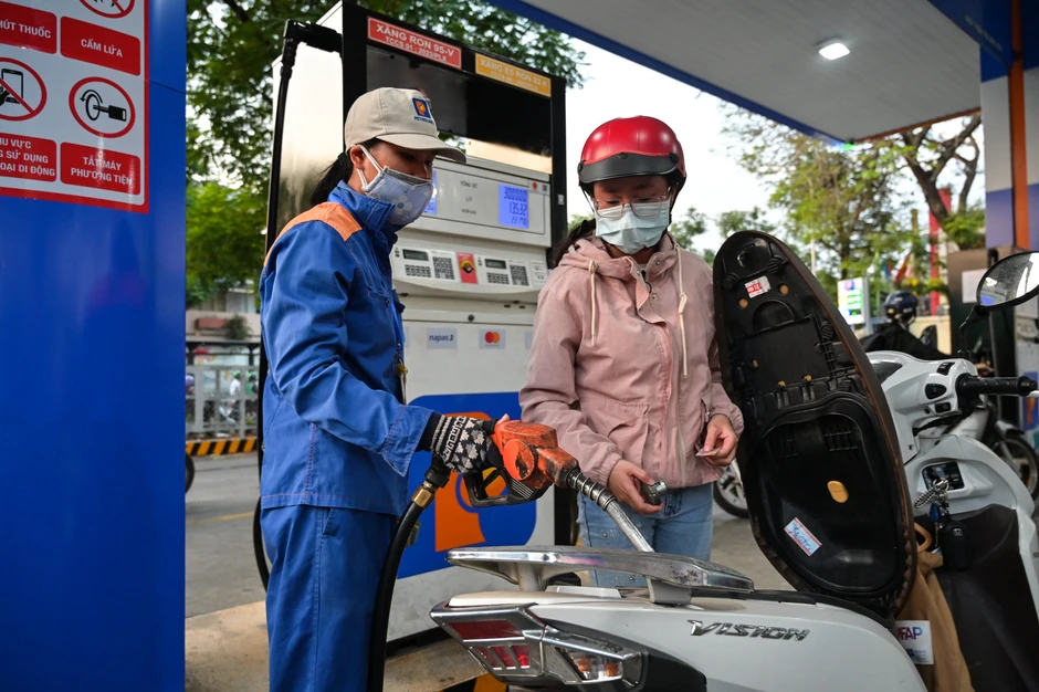 Giá xăng dầu hôm nay 16/5: Xăng hạ gần 10.000 đồng/lít, dầu diesel đã giảm mạnh 17.562 đồng/lít từ đỉnh Giá xăng dầu hôm nay 16/5: Xăng hạ gần 10.000 đồng/lít, dầu diesel đã giảm mạnh 17.562 đồng/lít từ đỉnh