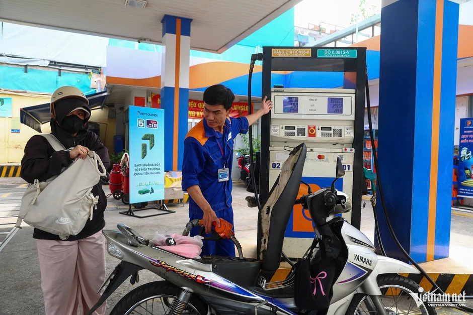 Giá xăng dầu hôm nay 16/6: Dầu thế giới lao dốc, trong nước chờ ngày điều chỉnh Giá xăng dầu hôm nay 16/6: Dầu thế giới lao dốc, trong nước chờ ngày điều chỉnh
