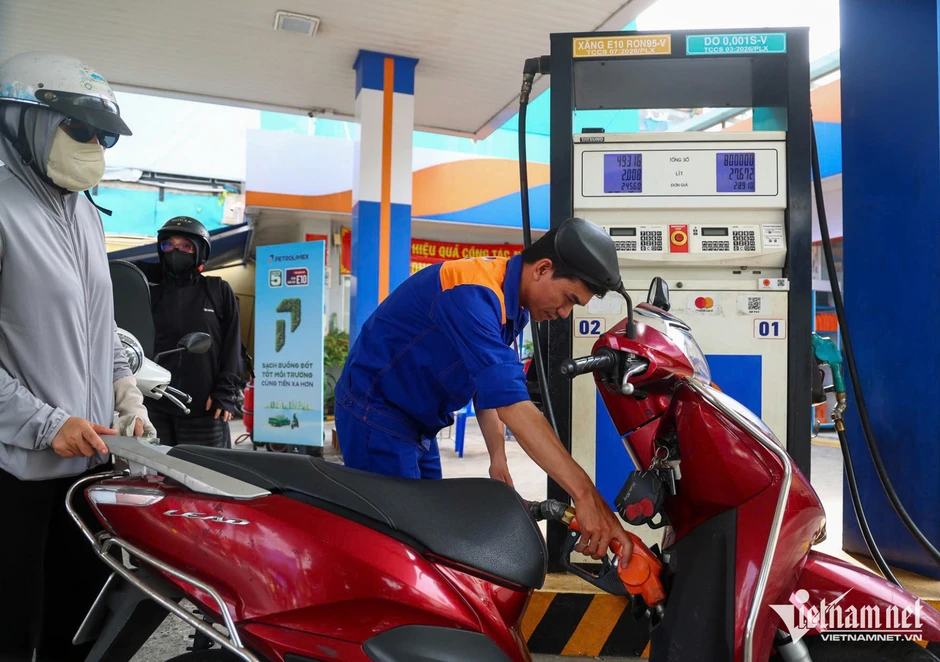 Giá xăng dầu hôm nay 19/10: Thế giới hạ nhiệt, xăng trong nước chờ tuần mới Giá xăng dầu hôm nay 19/10: Thế giới hạ nhiệt, xăng trong nước chờ tuần mới