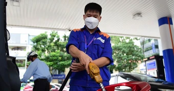 Giá xăng dầu hôm nay 25/6: Thế giới lao dốc, trong nước chiều nay có giá mới