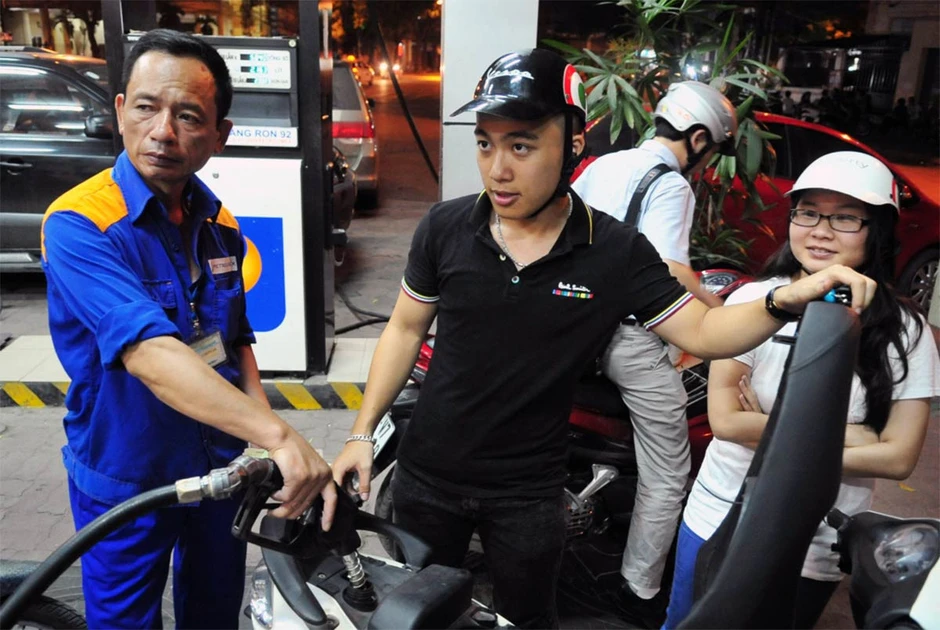 Giá xăng dầu hôm nay 28/4: Xăng trong nước đã hạ hơn 8.200 đồng/lít từ đỉnh Giá xăng dầu hôm nay 28/4: Xăng trong nước đã hạ hơn 8.200 đồng/lít từ đỉnh