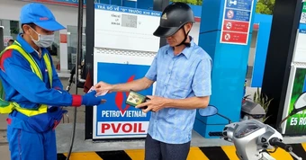 Giá xăng dầu hôm nay 28/4: Xăng trong nước đã hạ hơn 8.200 đồng/lít từ đỉnh
