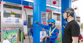 Giá xăng dầu lao dốc, RON95 và E5 giảm hơn 1.000 đồng/lít