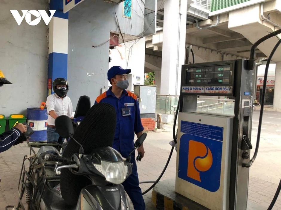 Giá xăng dầu tăng, người tiêu dùng thay đổi thói quen chi tiêu Giá xăng dầu tăng, người tiêu dùng thay đổi thói quen chi tiêu