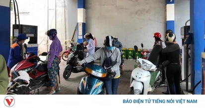 Giá xăng dầu tăng, người tiêu dùng thay đổi thói quen chi tiêu