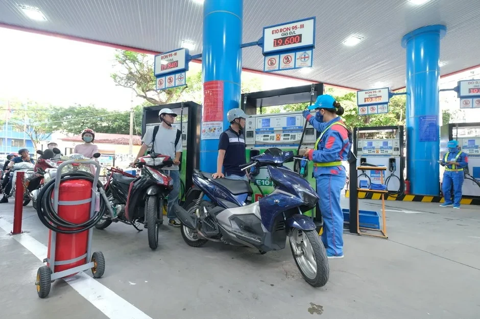 Giá xăng dầu tiếp tục giảm mạnh, có loại giảm hơn 5.600 đồng/lít Giá xăng dầu tiếp tục giảm mạnh, có loại giảm hơn 5.600 đồng/lít