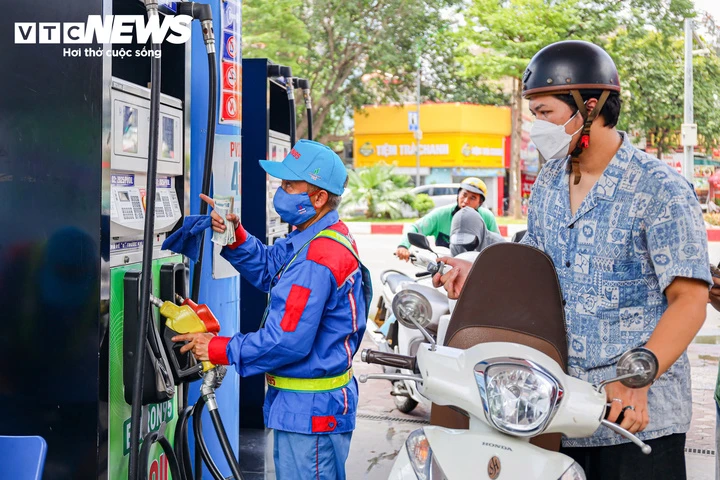 Giá xăng dầu tiếp tục tăng, E10 vượt 27.000 đồng/lít Giá xăng dầu tiếp tục tăng, E10 vượt 27.000 đồng/lít