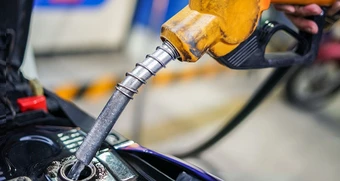 Giá xăng dầu Việt Nam rẻ hơn các nước, xuất hiện nạn gom hàng bán qua biên giới