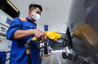 Giá xăng đồng loạt tăng, giá dầu diesel giảm