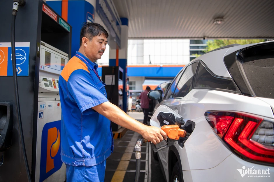 Giá xăng E10 giảm mạnh trước ngày bán đại trà, thấp hơn RON95 là 494 đồng/lít Giá xăng E10 giảm mạnh trước ngày bán đại trà, thấp hơn RON95 là 494 đồng/lít