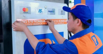 Giá xăng E10 giảm mạnh trước ngày bán đại trà, thấp hơn RON95 là 494 đồng/lít