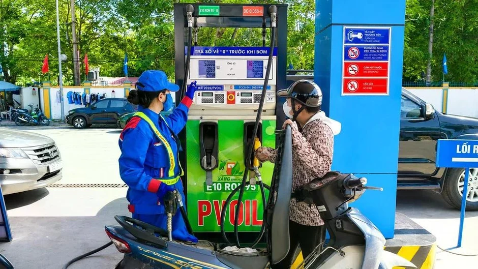 Giá xăng E10 giảm về sát 20.000 đồng/lít Giá xăng E10 giảm về sát 20.000 đồng/lít