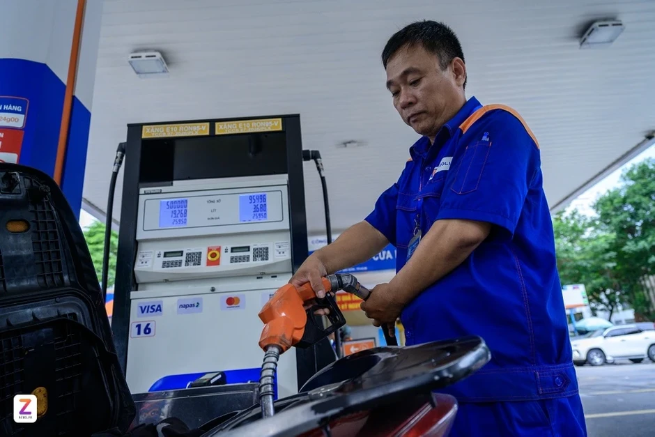 Giá xăng E10 lên sát 23.000 đồng/lít Giá xăng E10 lên sát 23.000 đồng/lít