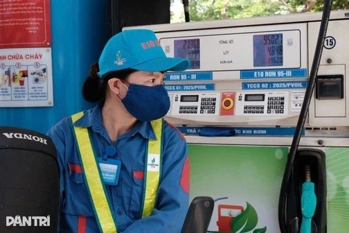 Giá xăng E10 rẻ hơn xăng RON 95 gần 500 đồng mỗi lít Giá xăng E10 rẻ hơn xăng RON 95 gần 500 đồng mỗi lít
