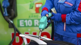 Giá xăng E10 tăng hơn 550 đồng một lít