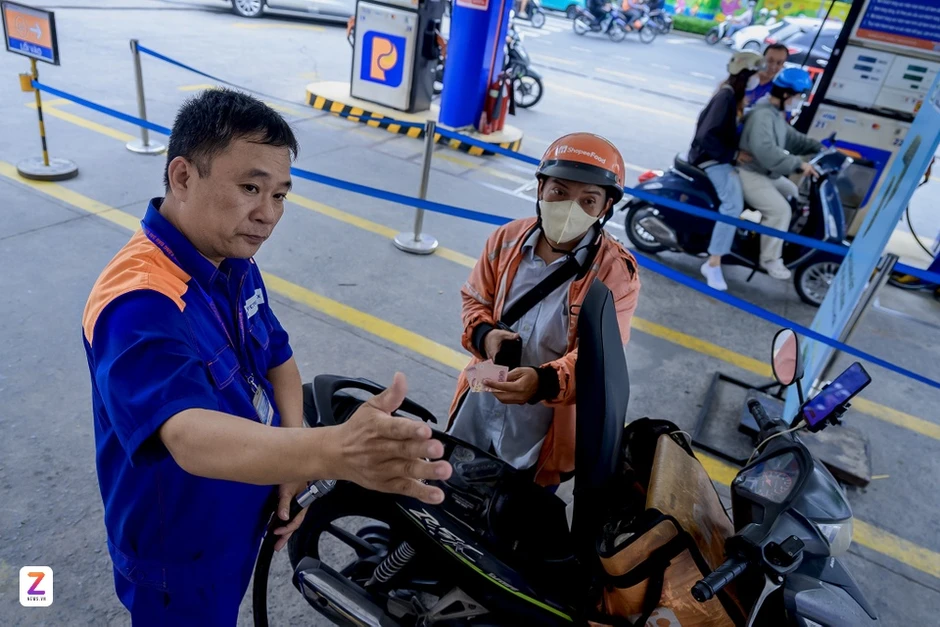 Giá xăng E10 vượt 27.000 đồng/lít, dầu diesel vượt 30.000 đồng/lít Giá xăng E10 vượt 27.000 đồng/lít, dầu diesel vượt 30.000 đồng/lít