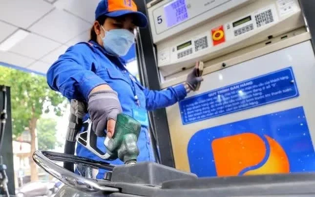 Giá xăng giảm gần 6.000 đồng/lít Giá xăng giảm gần 6.000 đồng/lít