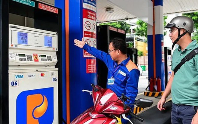 Giá xăng giảm hơn 3.800 đồng/lít Giá xăng giảm hơn 3.800 đồng/lít