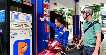 Giá xăng giảm hơn 3.800 đồng/lít