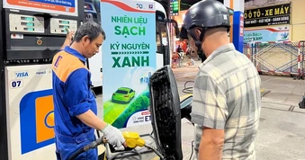 Giá xăng giảm mạnh gần 1.500 đồng/lít