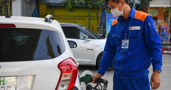 Giá xăng giảm về sát 20.000 đồng/lít do đâu?