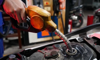 Giá xăng giảm về sát 23.000 đồng