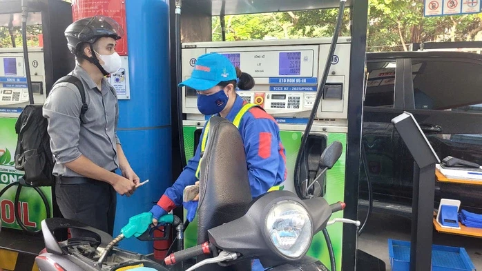 Giá xăng RON95-III tăng hơn 4.100 đồng/lít, dầu diesel tăng hơn 5.300 đồng/lít Giá xăng RON95-III tăng hơn 4.100 đồng/lít, dầu diesel tăng hơn 5.300 đồng/lít