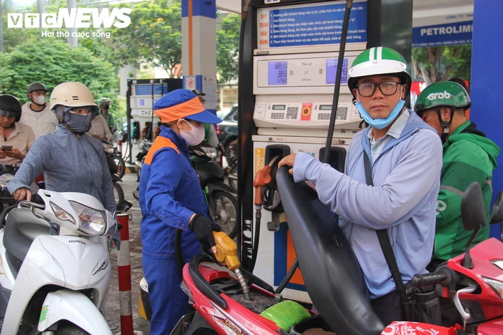Giá xăng tăng gần 1.400 đồng/lít, dầu diesel tăng gần 1.500 đồng/lít Giá xăng tăng gần 1.400 đồng/lít, dầu diesel tăng gần 1.500 đồng/lít
