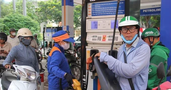 Giá xăng tăng gần 1.400 đồng/lít, dầu diesel tăng gần 1.500 đồng/lít