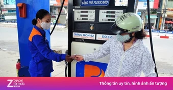 Giá xăng tăng trong đêm, vượt 30.000 đồng/lít