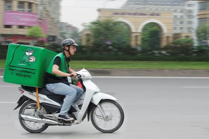 Giá xăng tăng, VNPost, Giao Hàng Tiết Kiệm... thu thêm phụ phí