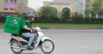 Giá xăng tăng, VNPost, Giao Hàng Tiết Kiệm... thu thêm phụ phí