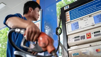 Giá xăng tiếp tục tăng