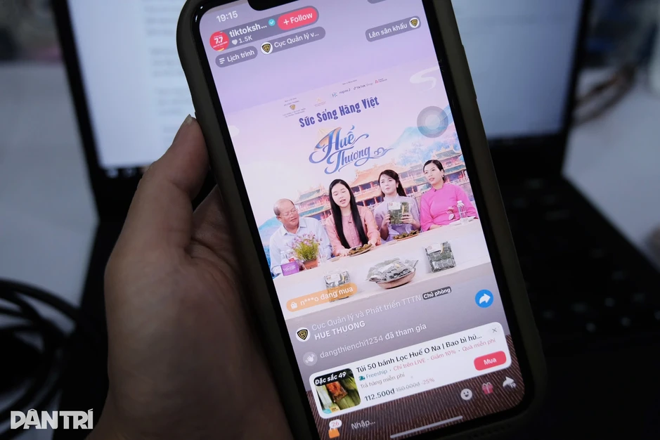 Giám đốc Sở Công Thương lên sóng livestream quảng bá đặc sản Huế Giám đốc Sở Công Thương lên sóng livestream quảng bá đặc sản Huế
