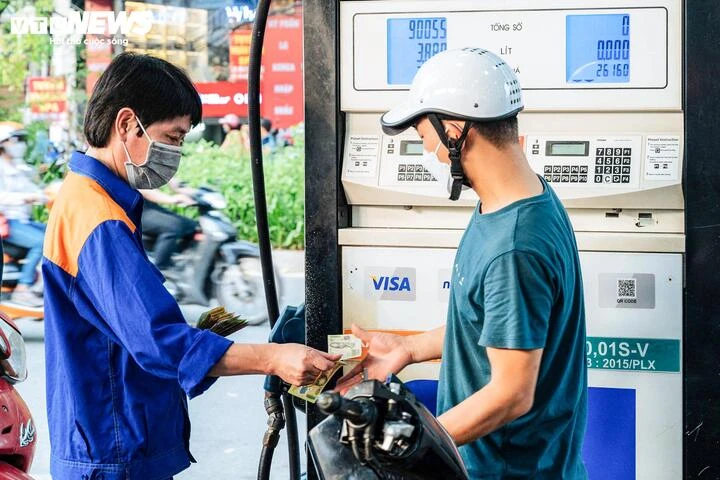 Giữ nguyên giá xăng dầu, tiếp tục chi mạnh quỹ bình ổn tới 5.000 đồng/lít Giữ nguyên giá xăng dầu, tiếp tục chi mạnh quỹ bình ổn tới 5.000 đồng/lít