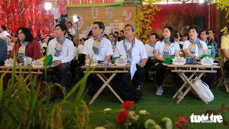 Giữa ruộng hoa bàn chuyện người 'nông dân chuyên nghiệp' Giữa ruộng hoa bàn chuyện người 'nông dân chuyên nghiệp'