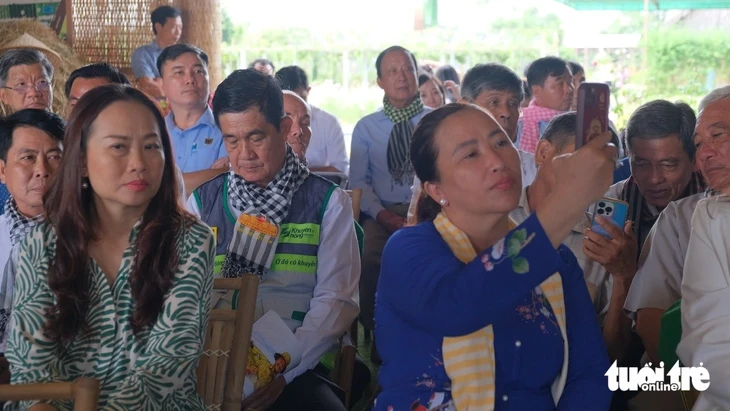 Giữa ruộng hoa bàn chuyện người 'nông dân chuyên nghiệp' Giữa ruộng hoa bàn chuyện người 'nông dân chuyên nghiệp'