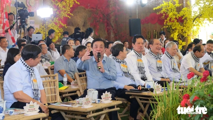 Giữa ruộng hoa bàn chuyện người 'nông dân chuyên nghiệp' Giữa ruộng hoa bàn chuyện người 'nông dân chuyên nghiệp'