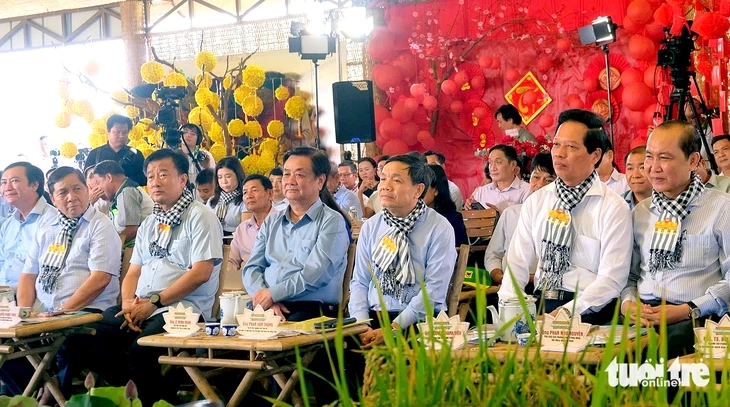 Giữa ruộng hoa bàn chuyện người 'nông dân chuyên nghiệp' Giữa ruộng hoa bàn chuyện người 'nông dân chuyên nghiệp'