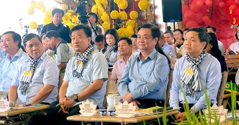 Giữa ruộng hoa bàn chuyện người 'nông dân chuyên nghiệp'