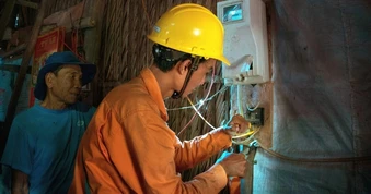 Hà Nội nắng nóng gần 50 độ C, nhiều nơi bất ngờ mất điện giữa đêm
