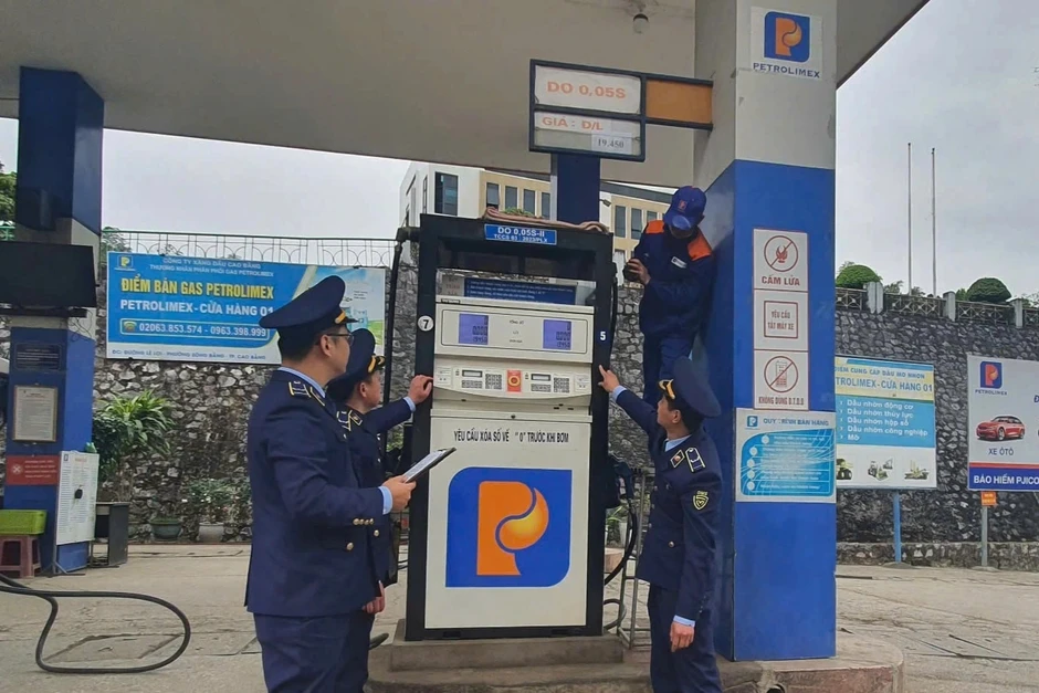Hà Nội sẽ xử lý tình trạng bán xăng dầu bằng chai, lọ trái phép