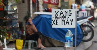 Hà Nội sẽ xử lý tình trạng bán xăng dầu bằng chai, lọ trái phép