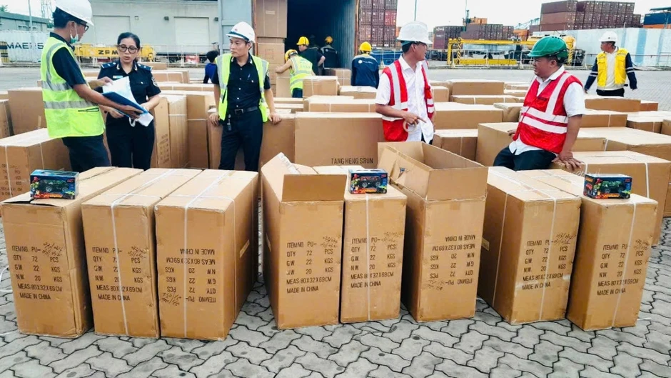 Hải quan phát hiện gần 5.000 sản phẩm nghi giả mạo nhãn hiệu nổi tiếng Hải quan phát hiện gần 5.000 sản phẩm nghi giả mạo nhãn hiệu nổi tiếng