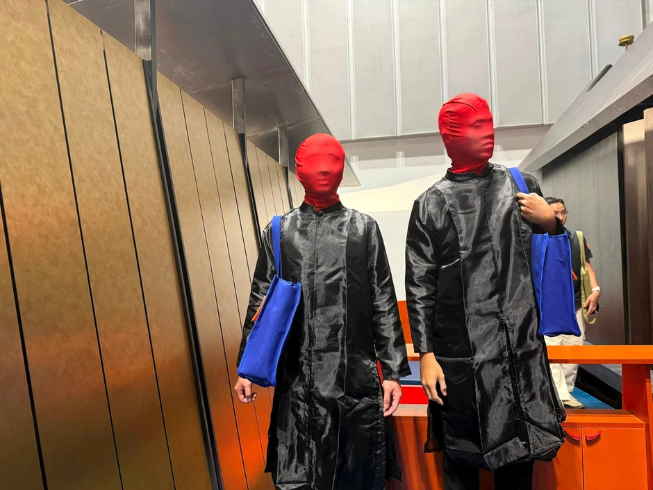 Hàng chục người mặc đồ đen, trùm kín mặt bằng vải đỏ xuất hiện tại TP.HCM: Chuyện gì đang xảy ra? Hàng chục người mặc đồ đen, trùm kín mặt bằng vải đỏ xuất hiện tại TP.HCM: Chuyện gì đang xảy ra?