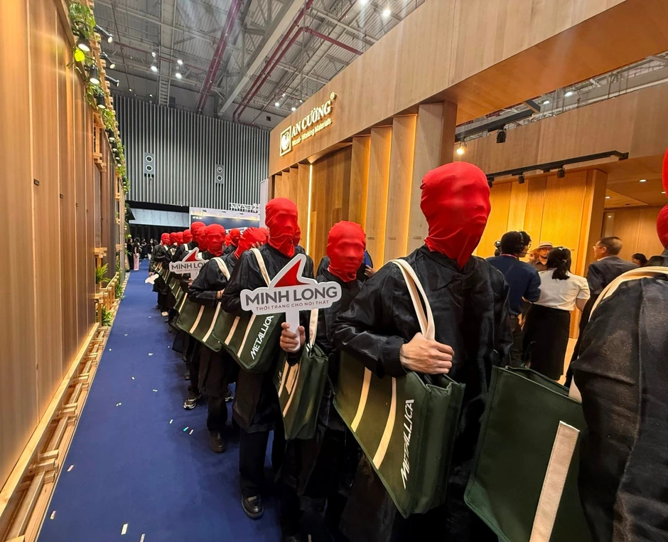Hàng chục người mặc đồ đen, trùm kín mặt bằng vải đỏ xuất hiện tại TP.HCM: Chuyện gì đang xảy ra? Hàng chục người mặc đồ đen, trùm kín mặt bằng vải đỏ xuất hiện tại TP.HCM: Chuyện gì đang xảy ra?